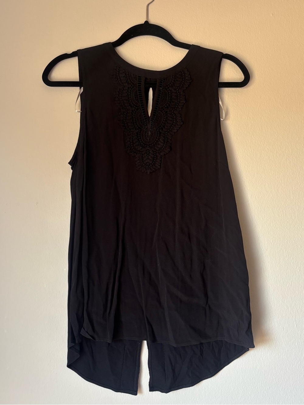 NWT pale sky size M Black Sleeveless Crochet Yoke Hi-Low Tank Top